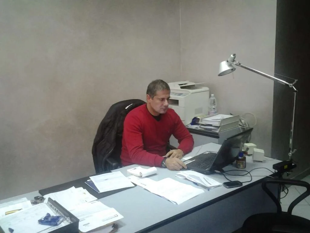 Angelo titolare di MYA Traslochi nel suo ufficio a Torino