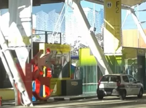 Viale e strutture colorate all'Expo 2015 Milano