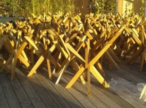 Basi di tavoli in legno accatastate su una terrazza all'Expo 2015 Milano