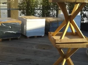 Base di tavolo in legno e bancali imballati con pellicola, Expo 2015 Milano