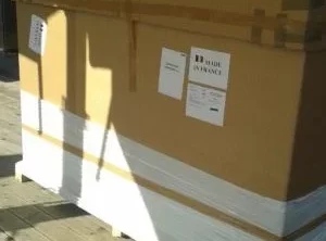 Arredi imballati in grandi scatole di cartone, Expo 2015 Milano