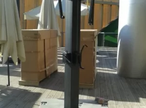 Scatole e imballaggi degli arredi su una terrazza, Expo 2015 Milano