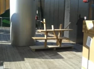 Tavolo in legno con base a croce su una terrazza, Expo 2015 Milano