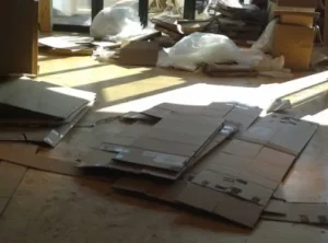 Cartoni piegati e materiale da imballaggio in uno spazio interno, Expo 2015 Milano