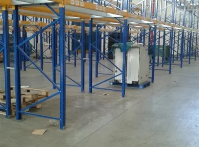 Corsia di un grande magazzino con scaffalature blu e gialle, facchinaggio a Torino per un'azienda di Milano - MYA Traslochi