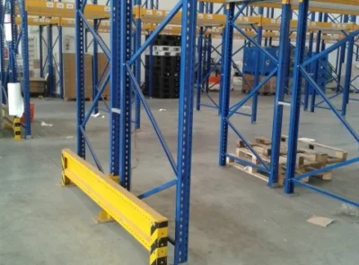 Scaffalature blu e gialle con protezione gialla in un magazzino di Torino, lavoro di facchinaggio e sgombero - MYA Traslochi