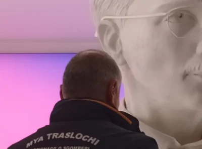 Volto della statua e giacca MYA Traslochi durante la movimentazione al Museo del Cinema di Torino