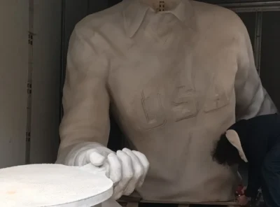 Busto della statua nel mezzo di trasporto prima dello scarico al Museo Nazionale del Cinema di Torino