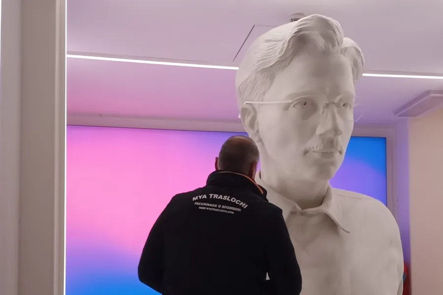 Movimentazione statua al Museo Nazionale del Cinema di Torino